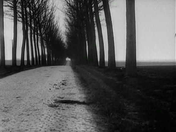 Кадр из фильма Менильмонтан / Ménilmontant (1926)