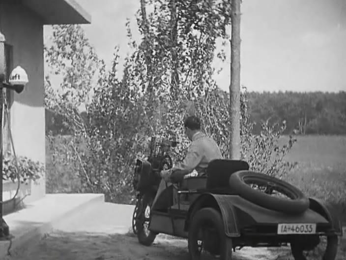Кадр из фильма Трое с бензоколонки / Die Drei von der Tankstelle (1930)