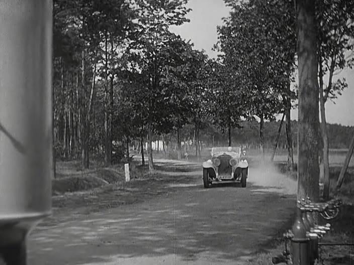 Кадр из фильма Трое с бензоколонки / Die Drei von der Tankstelle (1930)