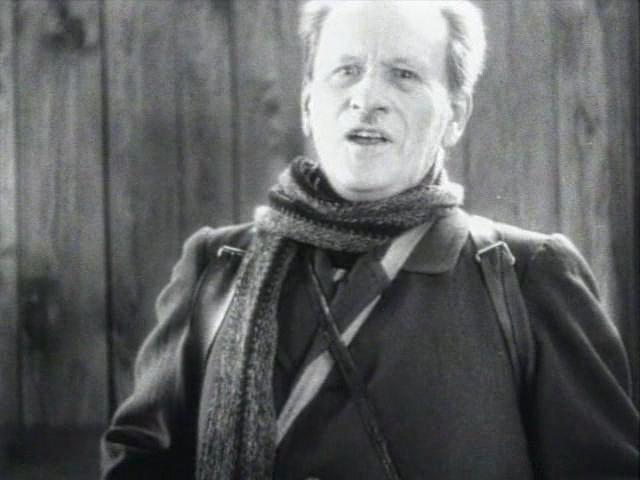 Кадр из фильма Окраина (1933)