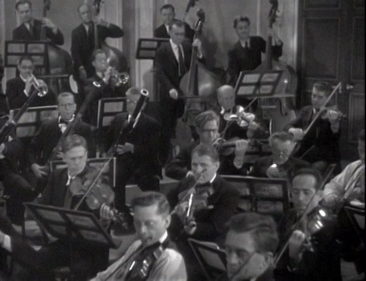 Кадр из фильма Несостоявшееся свидание / Break of Hearts (1935)