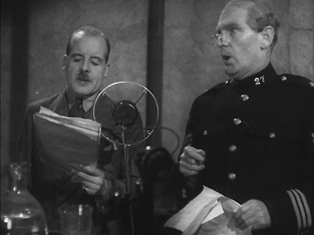 Кадр из фильма Спросите у полицейского / Ask a Policeman (1939)