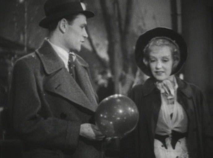 Кадр из фильма Любимая девушка (1940)