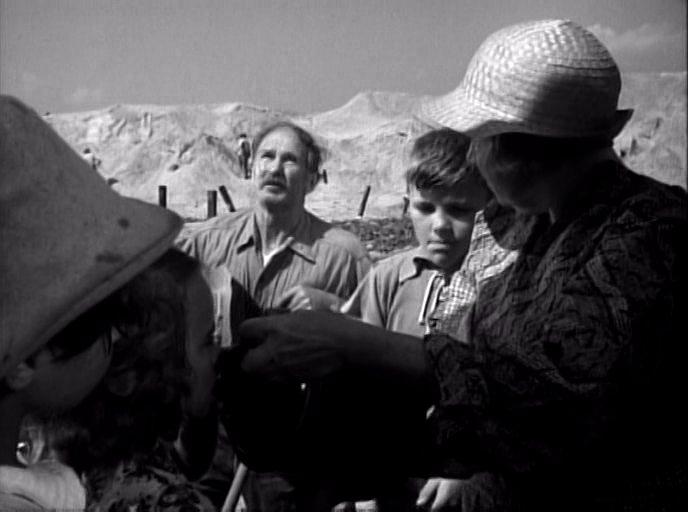 Кадр из фильма Обращение на запад / Three Faces West (1940)