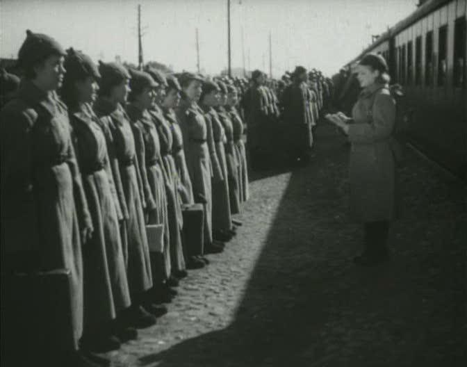 Кадр из фильма Фронтовые подруги (1941)