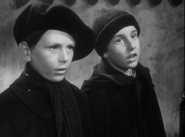Кадр из фильма Убийство Деда Мороза / L'assassinat du Pere Noel (1941)