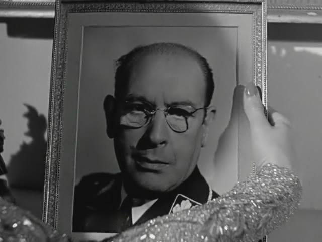 Кадр из фильма Агент невидимка / Invisible Agent (1942)