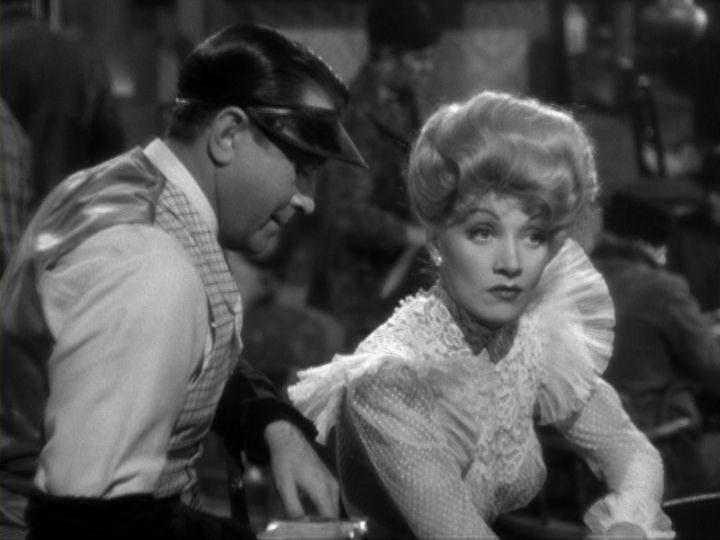 Кадр из фильма Негодяи / The Spoilers (1942)