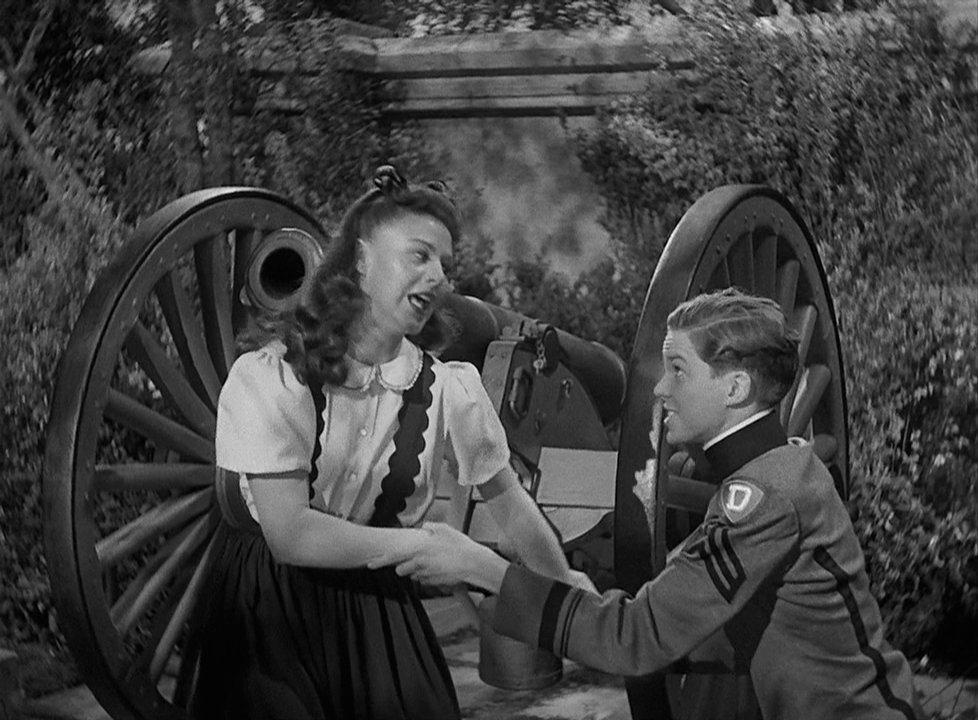Кадр из фильма Майор и малютка / The Major and the Minor (1942)