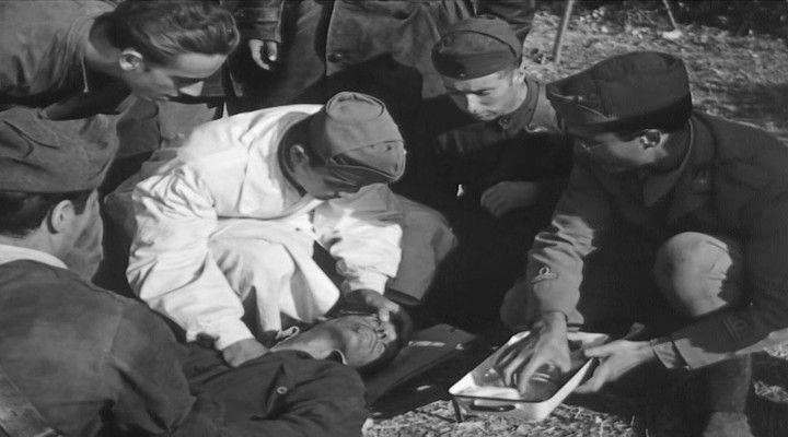 Кадр из фильма Человек с крестом / L'uomo dalla croce (1943)