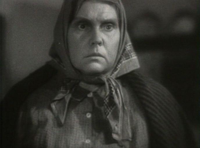 Кадр из фильма Радуга (1943)