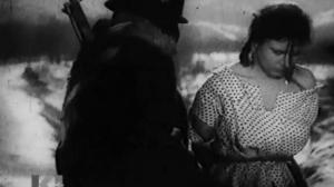 Кадры из фильма Она защищает Родину (1943)