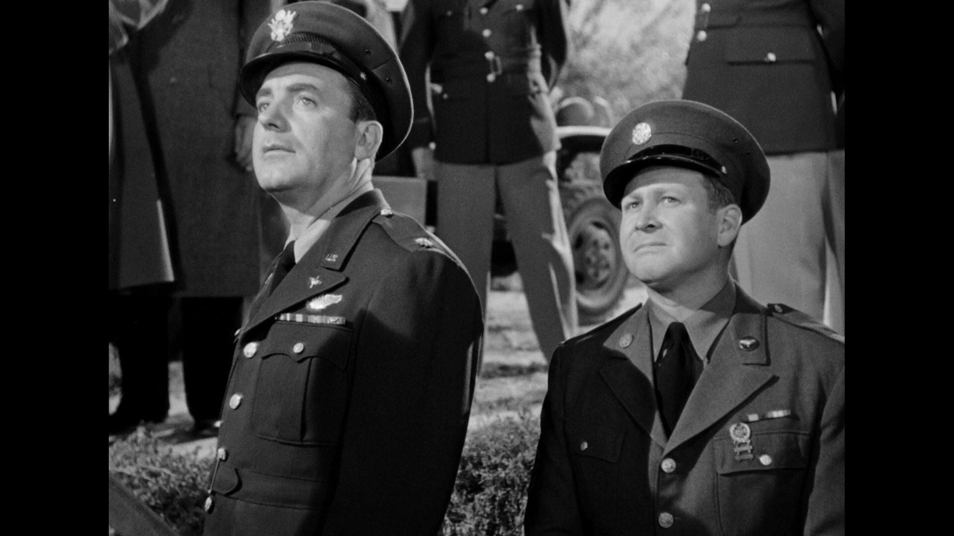 Кадр из фильма Бомбардир / Bombardier (1943)