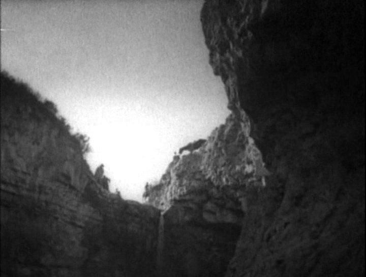 Кадр из фильма Золотая тропа (1945)