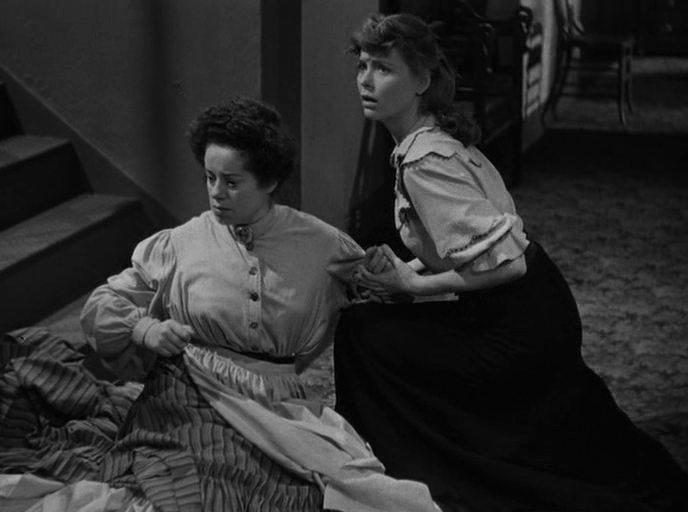 Кадр из фильма Винтовая лестница / The Spiral Staircase (1945)