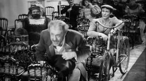 Кадры из фильма Странная драма / Drôle de drame ou L'étrange aventure du Docteur Molyneux (1937)