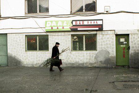Кадр из фильма 12:08 к Востоку от Бухареста / A fost sau n-a fost? (2006)