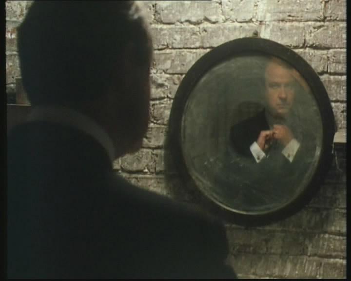 Кадр из фильма Мисс Марпл: С помощью зеркала / Miss Marple: They Do It with Mirrors (1991)