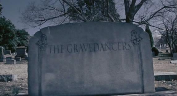 Кадр из фильма Осквернители могил / The Gravedancers (2005)