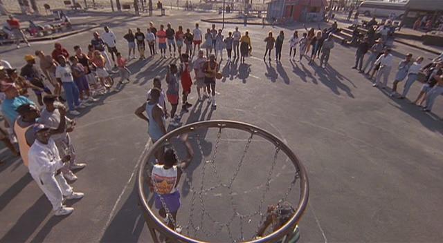 Кадр из фильма Белые люди не умеют прыгать / White Men Can't Jump (1992)