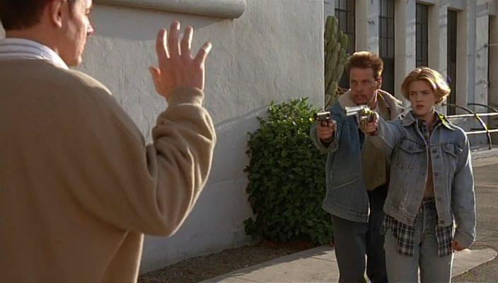 Кадр из фильма Без ума от оружия / Guncrazy (1992)