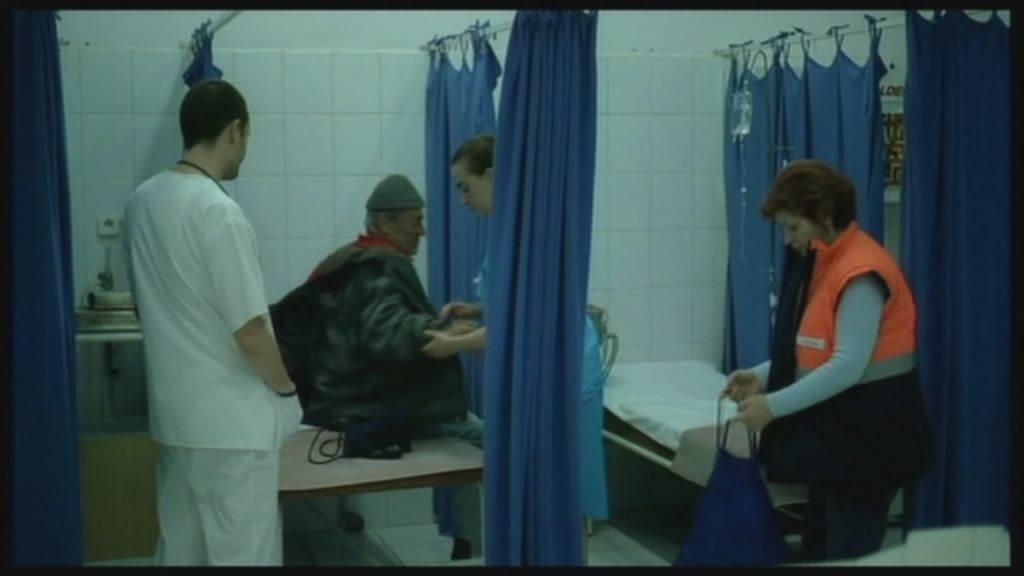 Кадр из фильма Смерть господина Лазареску / Moartea domnului Lazarescu (2005)