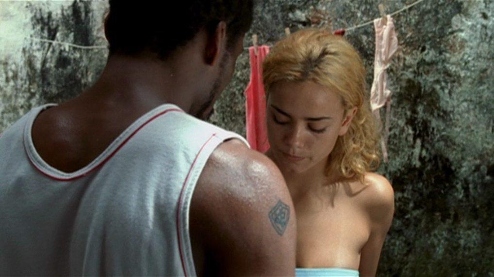 Кадр из фильма Нижний город / Cidade Baixa (2005)