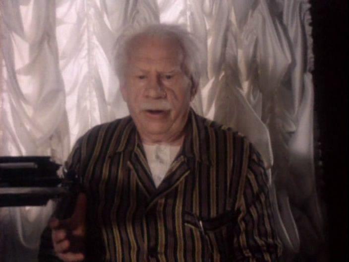 Кадр из фильма Дедушка хороший, но не говорит куда спрятал деньги (1993)