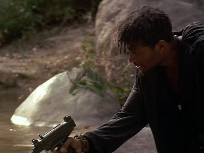 Кадр из фильма Стрелок / Gunmen (1993)