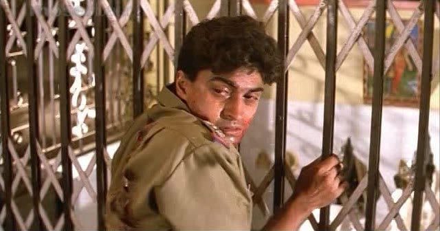 Кадр из фильма Цветок и пламя / Phool Aur Angaar (1993)