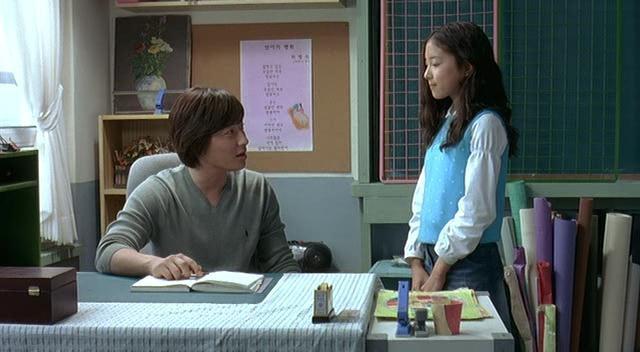 Кадр из фильма Прекрасные соперницы / Yeoseonsaeng vs yeojeja (2004)