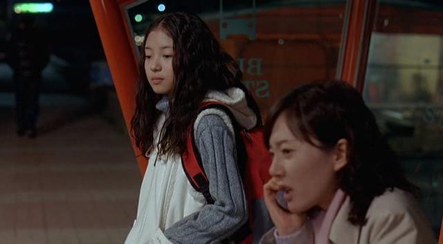 Кадр из фильма Прекрасные соперницы / Yeoseonsaeng vs yeojeja (2004)