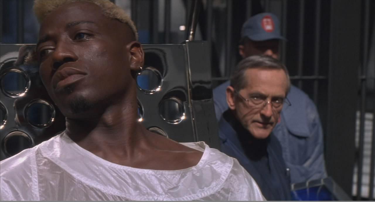 Кадр из фильма Разрушитель / Demolition Man (1993)