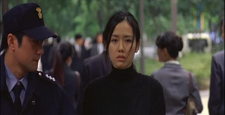 Кадр из фильма Не хочу забывать / Nae meorisokui jiwoogae (2004)
