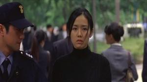 Кадры из фильма Не хочу забывать / Nae meorisokui jiwoogae (2004)