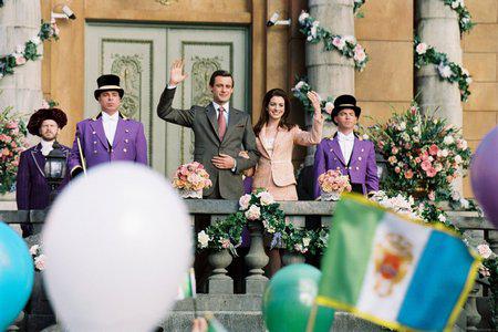 Кадр из фильма Дневники принцессы 2: Как стать королевой / Princess Diaries 2: Royal Engagement, The (2004)