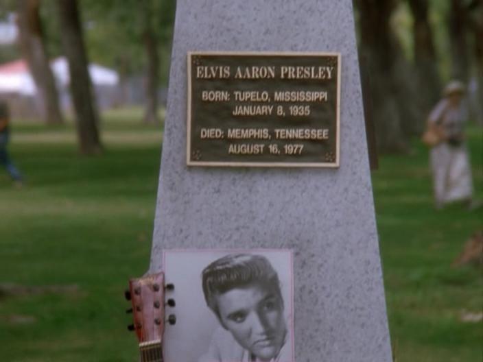 Кадр из фильма Элвис покинул здание / Elvis Has Left the Building (2004)