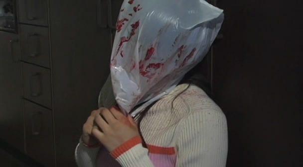 Кадр из фильма Магазин страха / «Chô» kowai hanashi A: yami no karasu (2004)