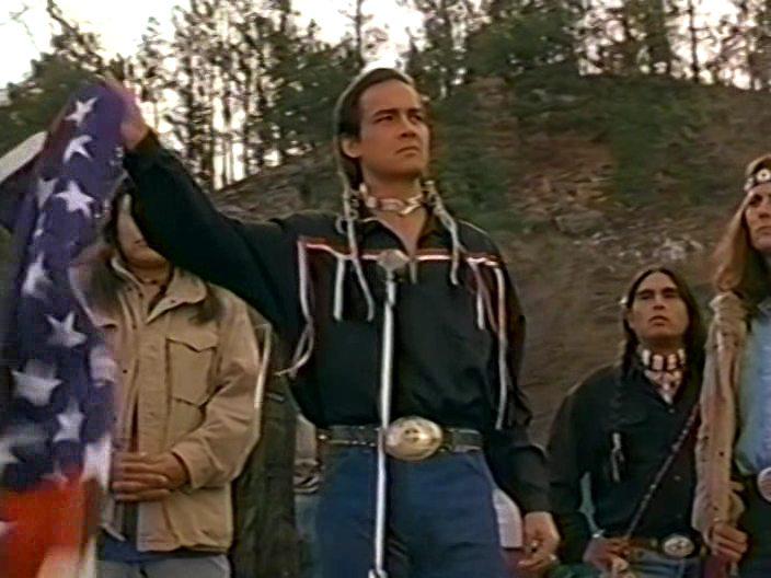 Кадр из фильма Женщина племени лакота / Lakota Woman: Siege at Wounded Knee (1994)