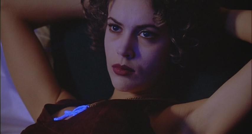 Кадр из фильма Объятие вампира / Embrace of the Vampire (1995)