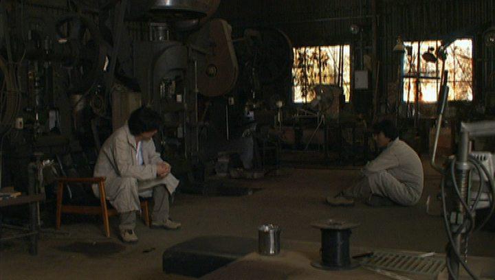 Кадр из фильма Двойник / Dopperugengâ (2003)