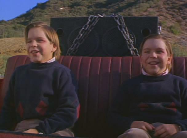 Кадр из фильма Няньки / Twin Sitters (1995)