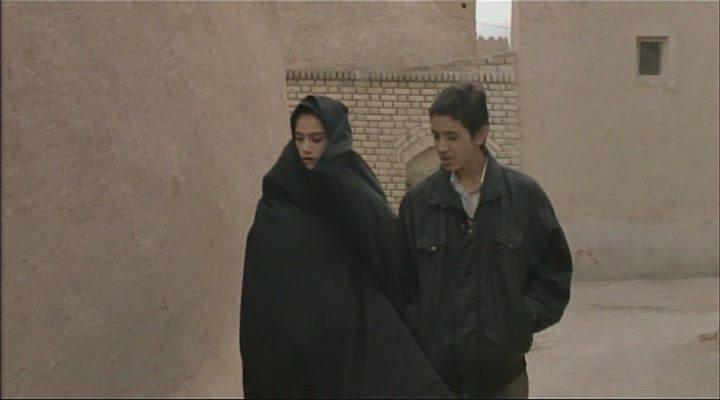 Кадр из фильма Миг невинности / Nun va Goldoon (1996)