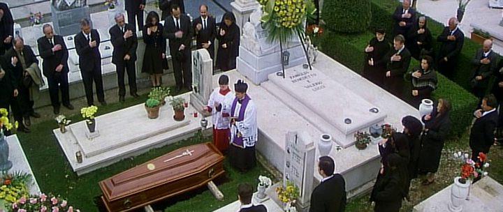 Кадр из фильма Место на кладбище / Roseanna's Grave (1997)