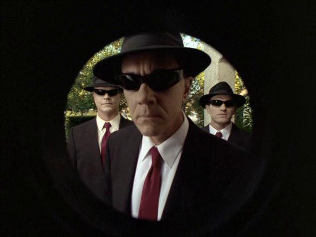 Кадр из фильма Люди-тени / The Shadow Men (1997)