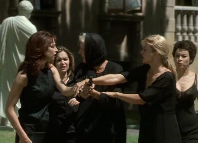Кадр из фильма Крестная Мать / Bella Mafia (1997)