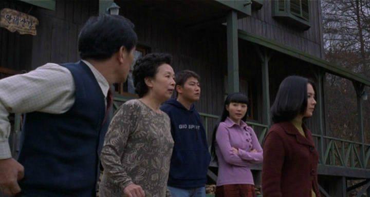 Кадр из фильма Тихая семья / Joyonghan gajok (1998)