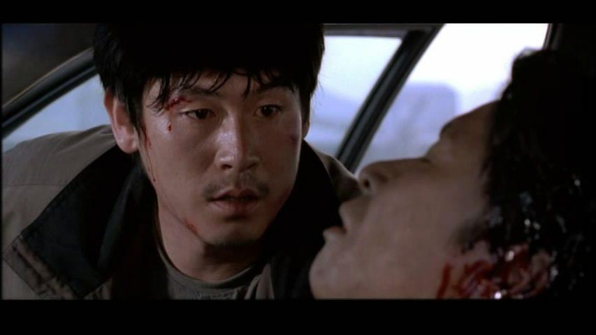 Кадр из фильма Враг общества / Gonggongui jeog (2002)