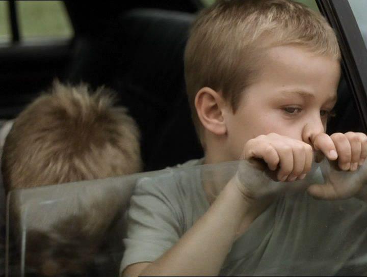 Кадр из фильма Грустный мальчик / Little Boy Blue (1998)