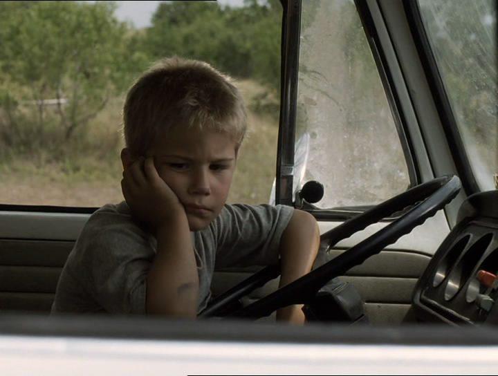 Кадр из фильма Грустный мальчик / Little Boy Blue (1998)